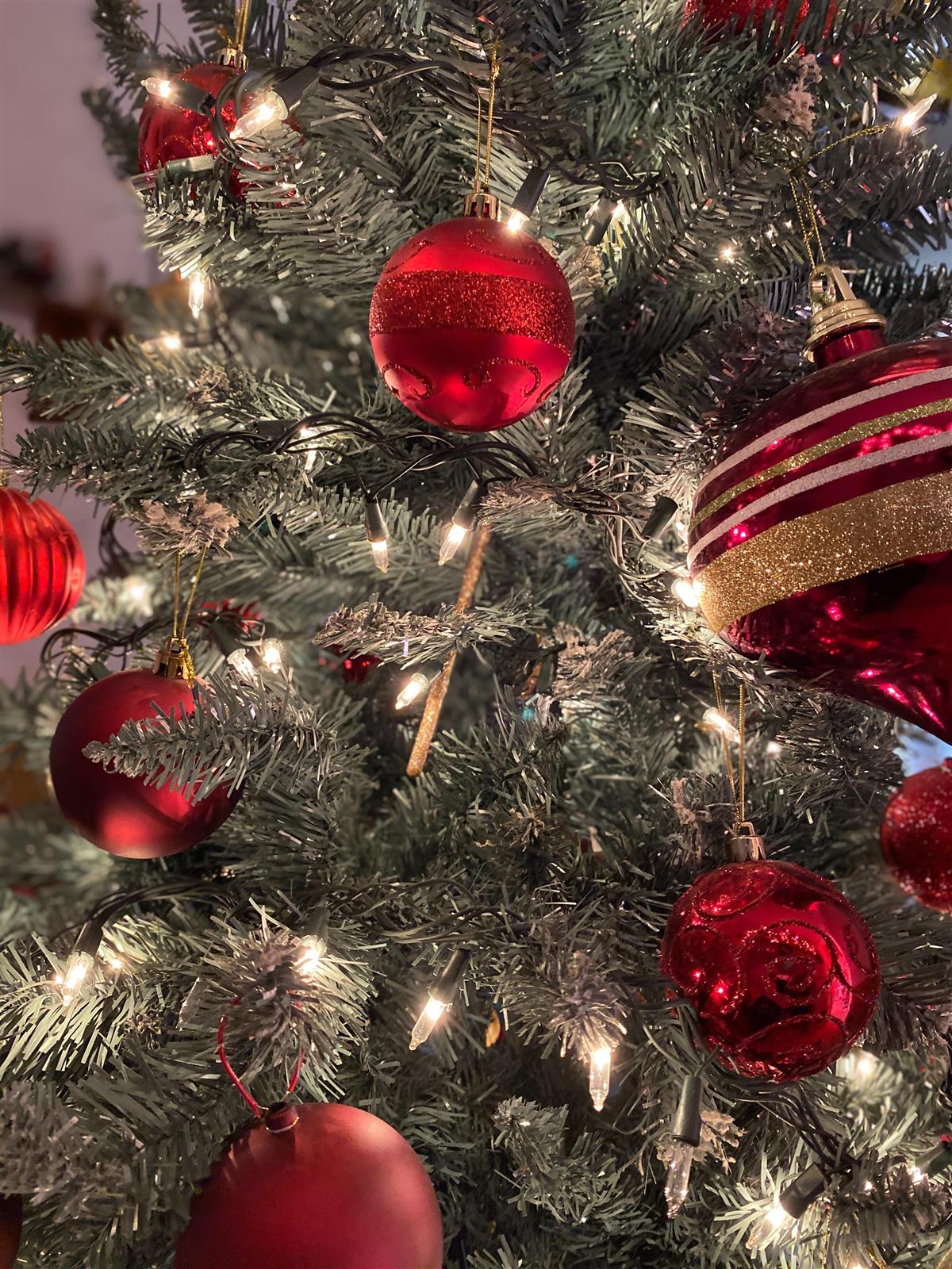 Et juletre med røde julekuler - Klikk for stort bilde